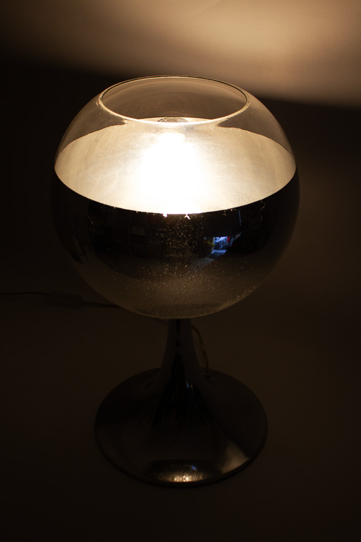 Chromen tafellamp met glazen globe kelk 2000s - Glashütte / Tom Dixon stijl