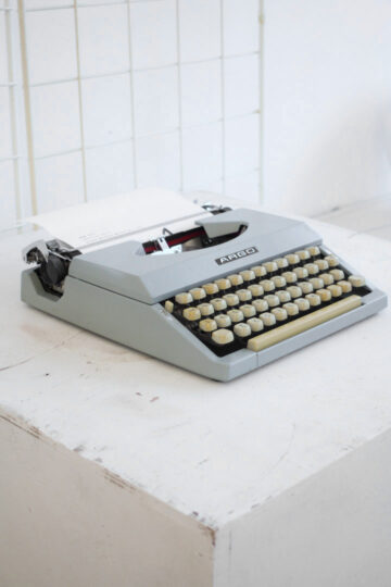 Grijze vintage Argo Typemachine model 7200