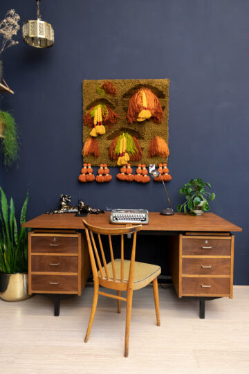 Groot vintage bureau van teakhout met veel opbergruimte