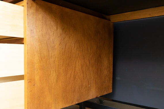 Groot vintage bureau van teakhout met veel opbergruimte