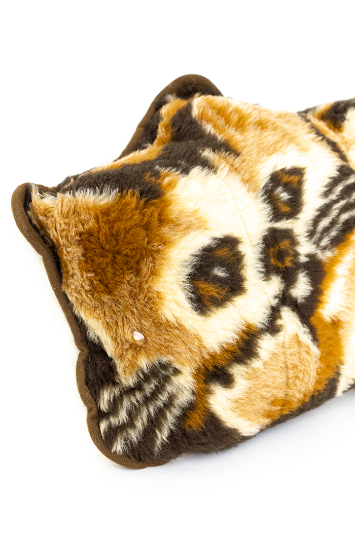 Groot vintage kat kussen van 100% schapenwol met magneten