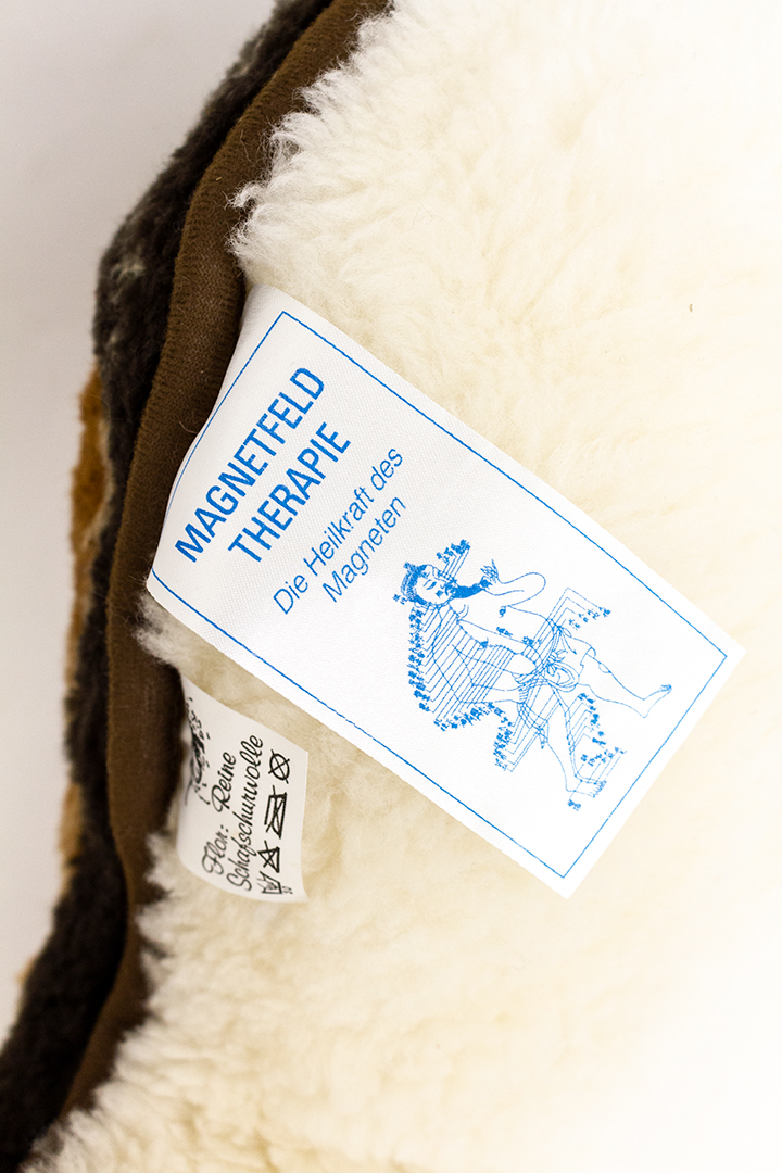 Groot vintage kat kussen van 100% schapenwol met magneten