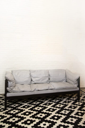 Vintage driezitsbank Ikea met grijs leer en houten frame