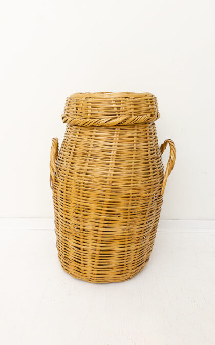 Grote vintage rieten mand met handvatten en deksel