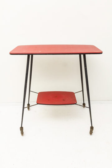 Jaren 50 bijzettafel op wielen met 2-laags metalen frame en rood vinyl