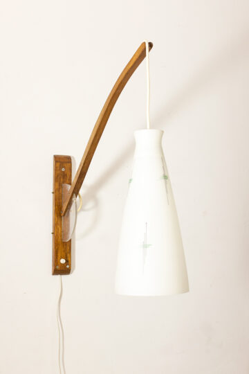 Jaren 50 houten wandlamp met kap van melkglas
