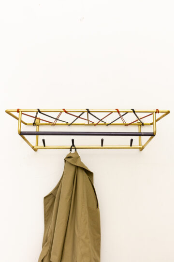 Jaren 50 kapstok met messing frame en rood/zwarte draden