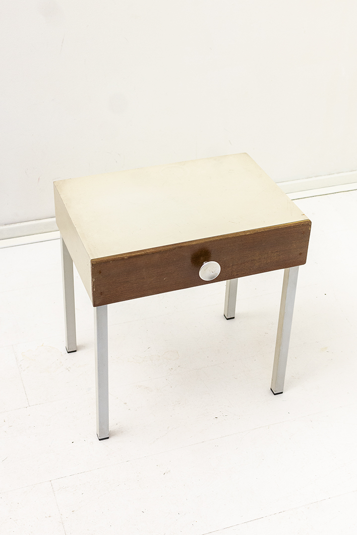 Jaren 50 nachtkastje van hout met wit gelakte metalen poten
