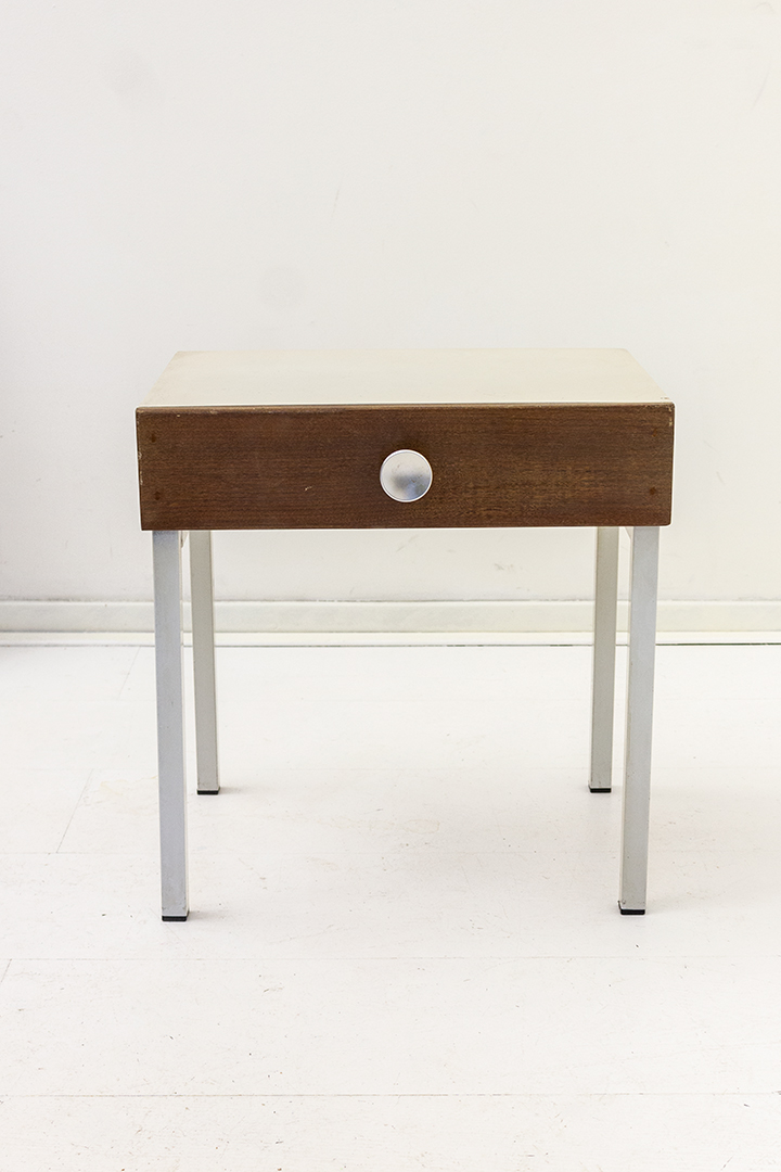 Jaren 50 nachtkastje van hout met wit gelakte metalen poten