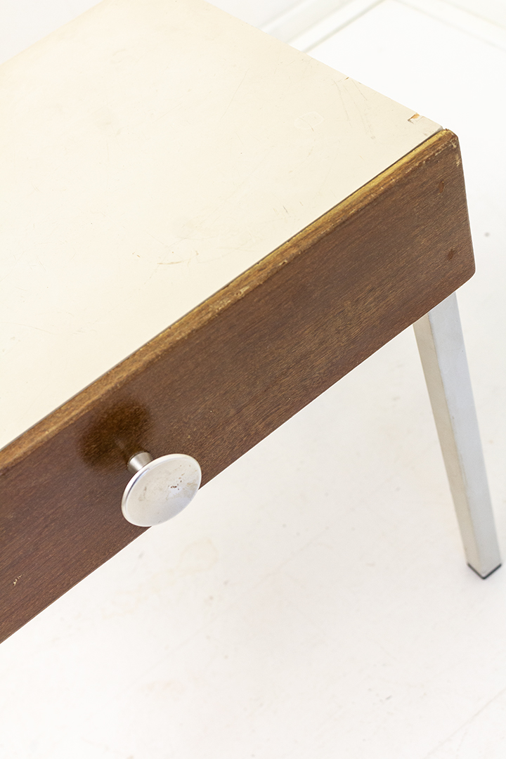 Jaren 50 nachtkastje van hout met wit gelakte metalen poten