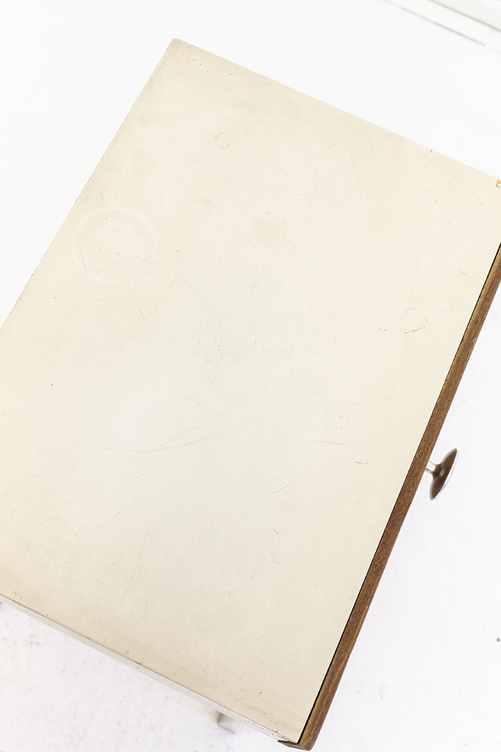 Jaren 50 nachtkastje van hout met wit gelakte metalen poten