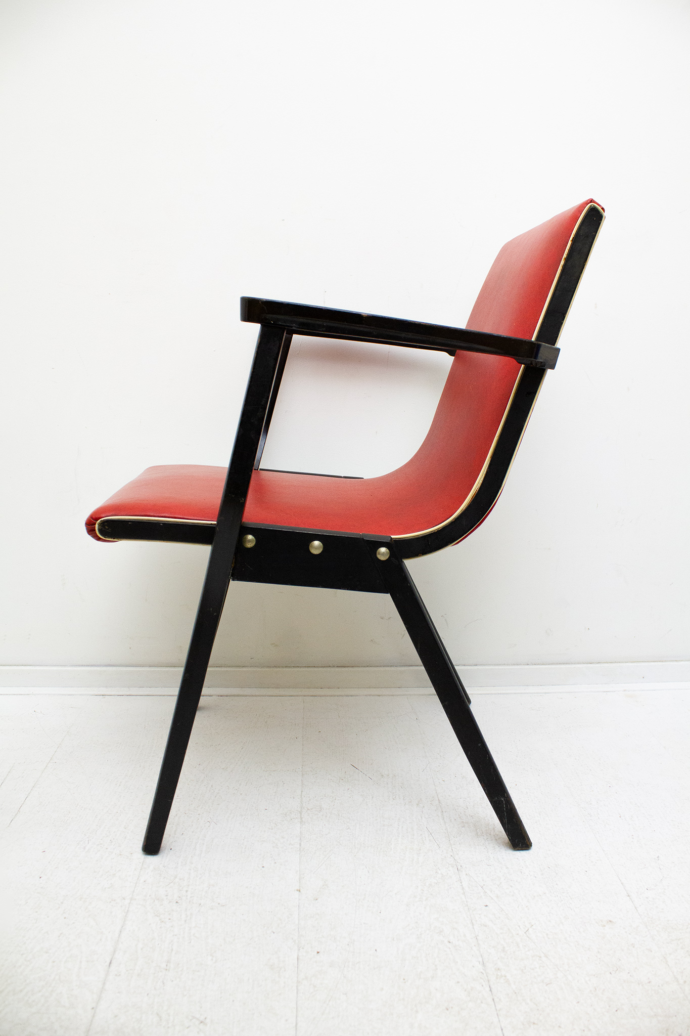 Jaren 50 rode Stako stoel door Meubelfabriek ‘De Toekomst’