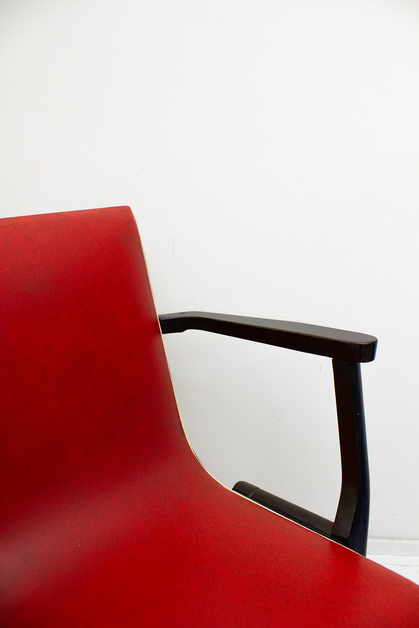 Jaren 50 rode Stako stoel door Meubelfabriek ‘De Toekomst’