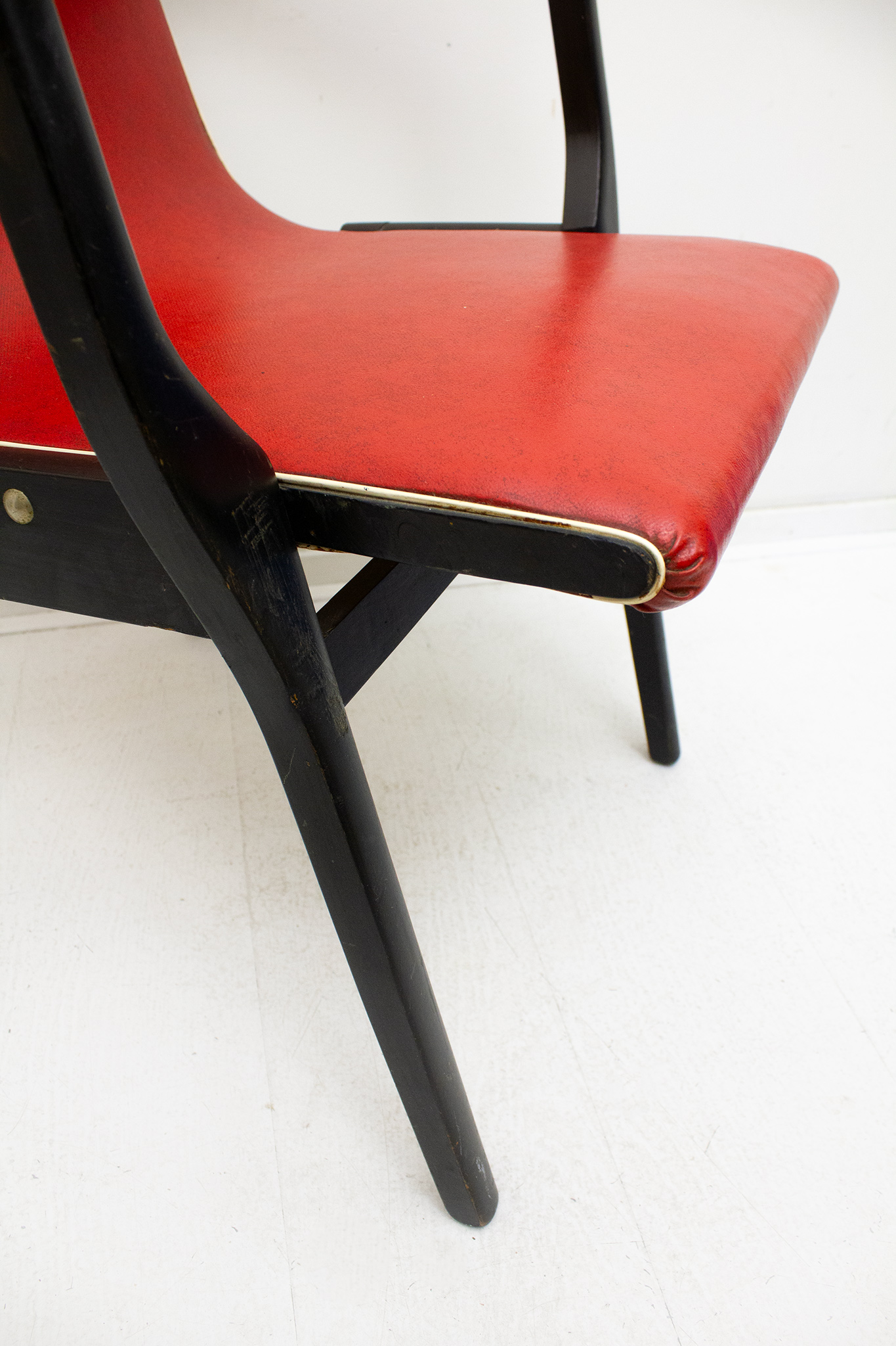 Jaren 50 rode Stako stoel door Meubelfabriek ‘De Toekomst’