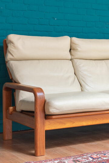 aren 60 Deense bank L. Olsen & Son teakhout met crèmekleurige leren bekleding