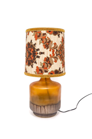 Jaren 70 tafellamp met bruine glazen voet en paisley print lampenkap