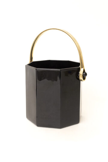 Jaren 80 ijsemmer van zwart geglazuurd keramiek met messing hengsel