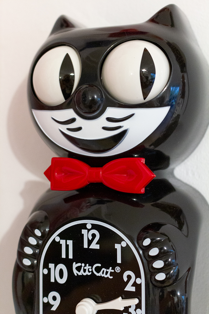 Kit-Cat Crimson Royale zwarte kattenklok met rode staart en strik