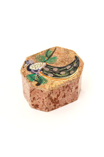 Klein natuurstenen bakje met beschilderde deksel vintage