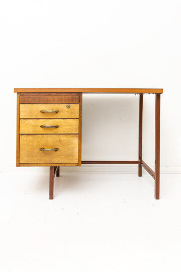 Klein vintage bureau van hout met 3 lades en metalen poten