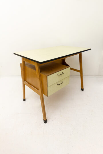 Klein vintage houten bureau met formica tafelblad en lades