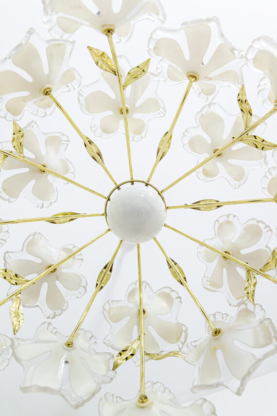 Messing hanglamp met witte bloemen van kunststof Murano-look