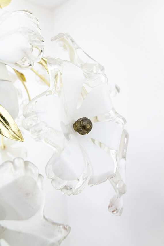 Messing hanglamp met witte bloemen van kunststof Murano-look
