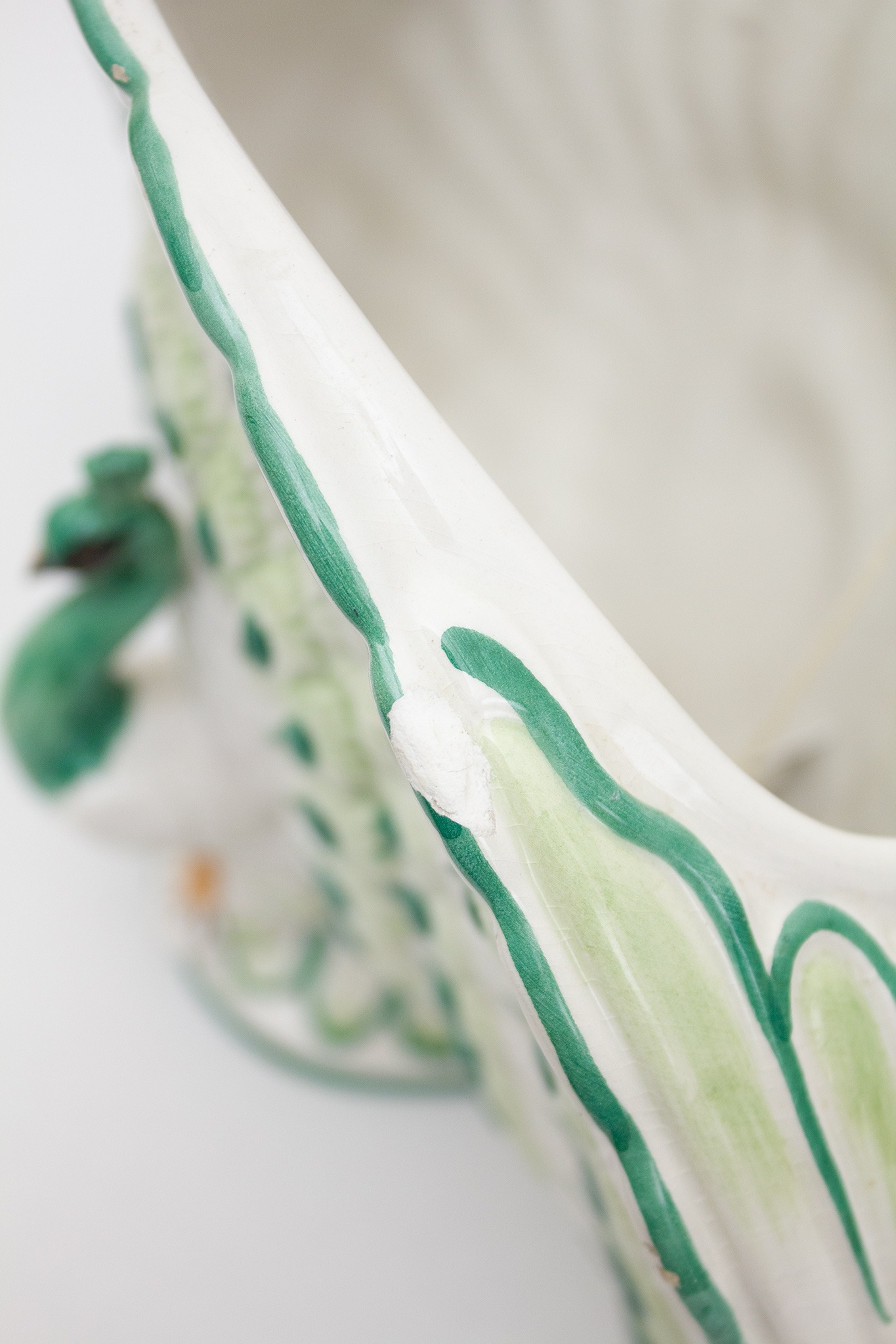 Nora Fenton Majolica vaas/ bloempot wit met groene pauwen