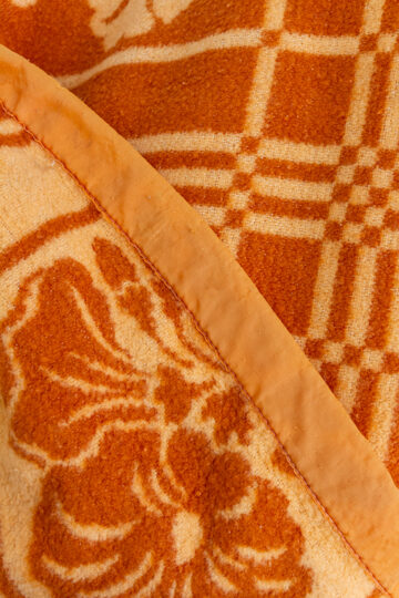 Oranje vintage wollen deken met bloemen
