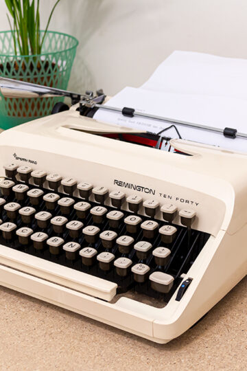 Remington Ten Forty vintage typemachine crèmekleurig