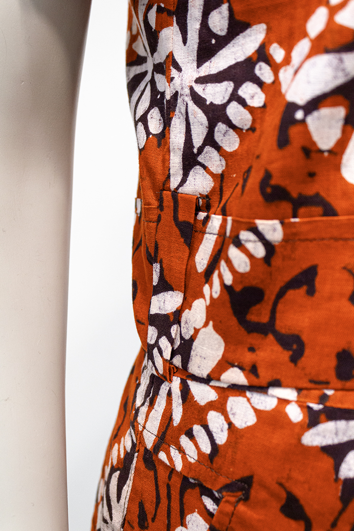 Roestbruine vintage playsuit met zwart-witte batik print