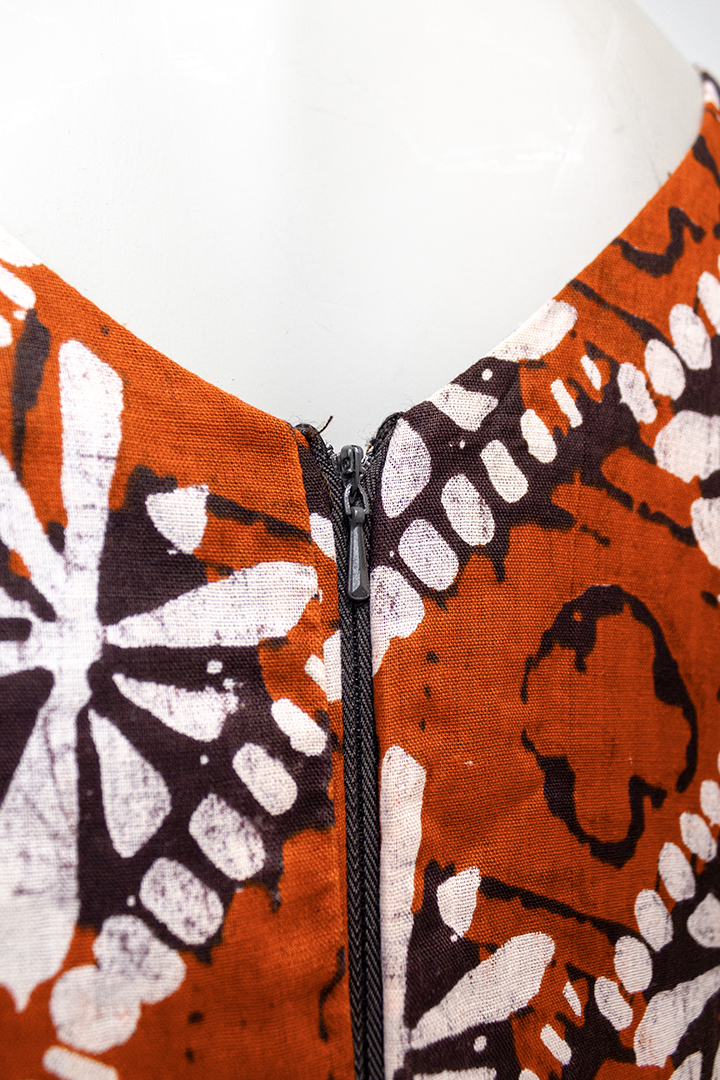 Roestbruine vintage playsuit met zwart-witte batik print