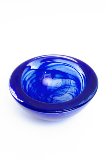 Schaal Kosta Boda Atoll door Anna Ehrner van kobaltblauw kristalglas