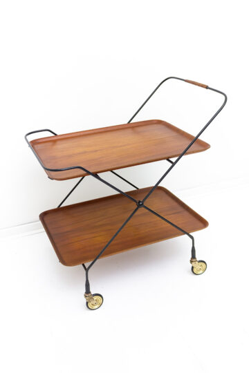 Serveerwagen met houtfineer dienbladen en zwart draadstalen frame