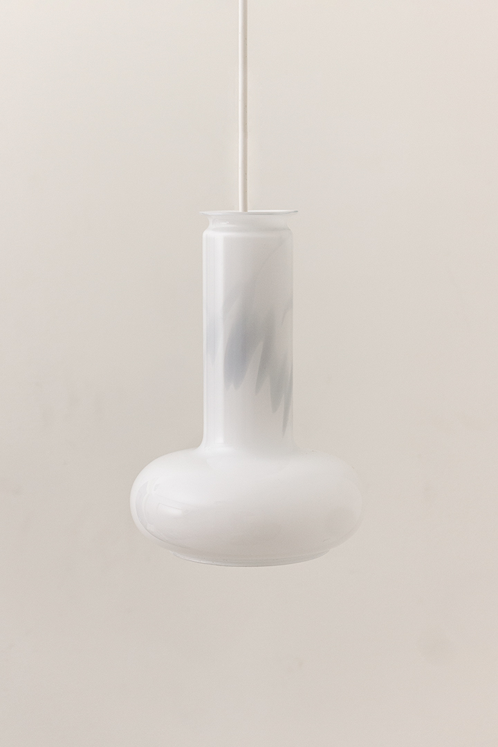 Sidse Werner voor Holmegaard opaal glazen hanglamp jaren 80