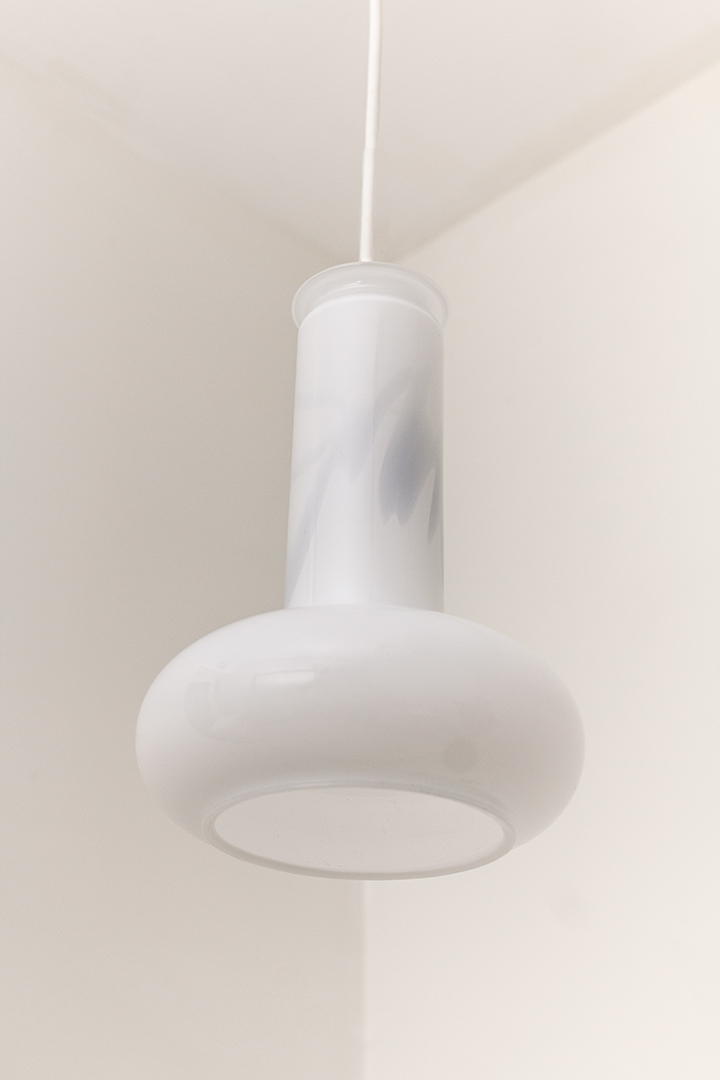 Sidse Werner voor Holmegaard opaal glazen hanglamp jaren 80