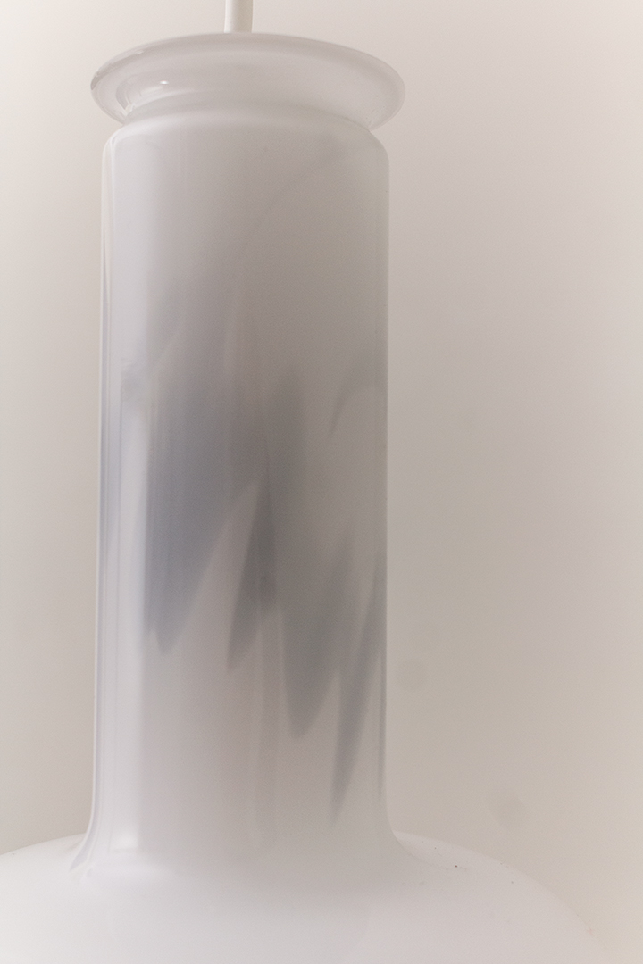 Sidse Werner voor Holmegaard opaal glazen hanglamp jaren 80