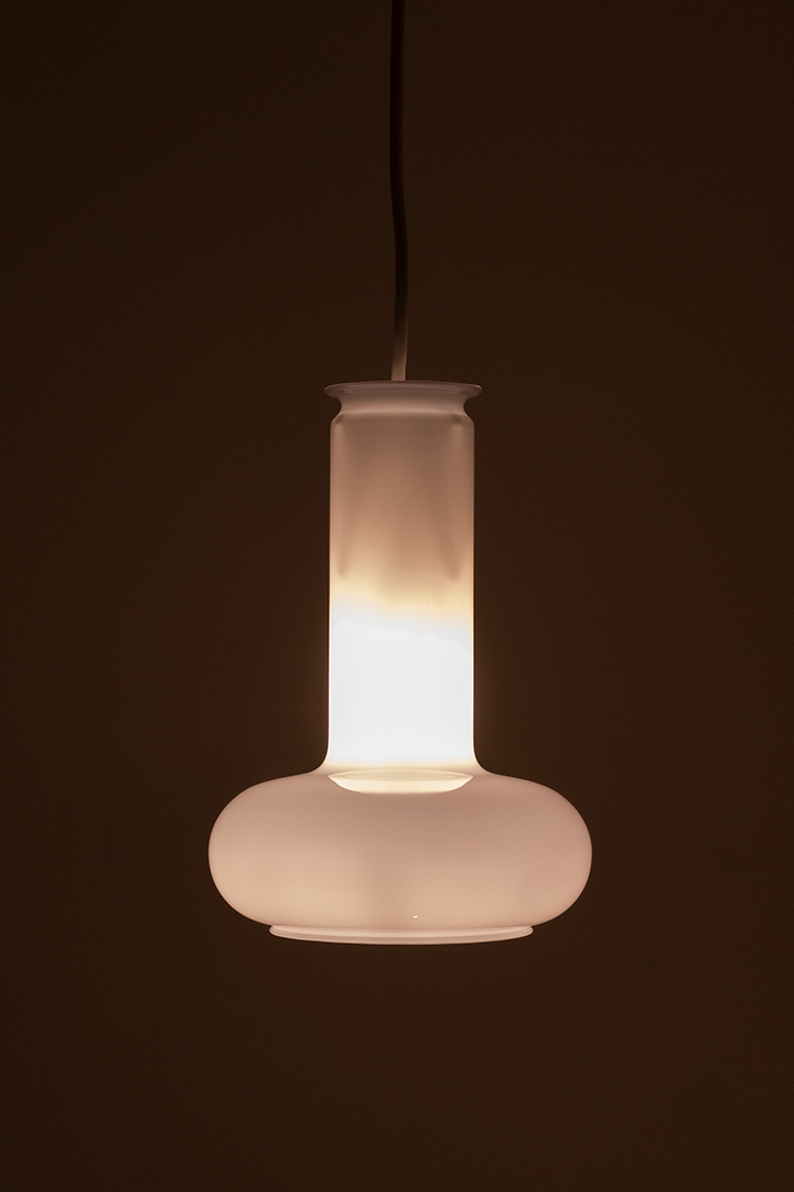 Sidse Werner voor Holmegaard opaal glazen hanglamp jaren 80