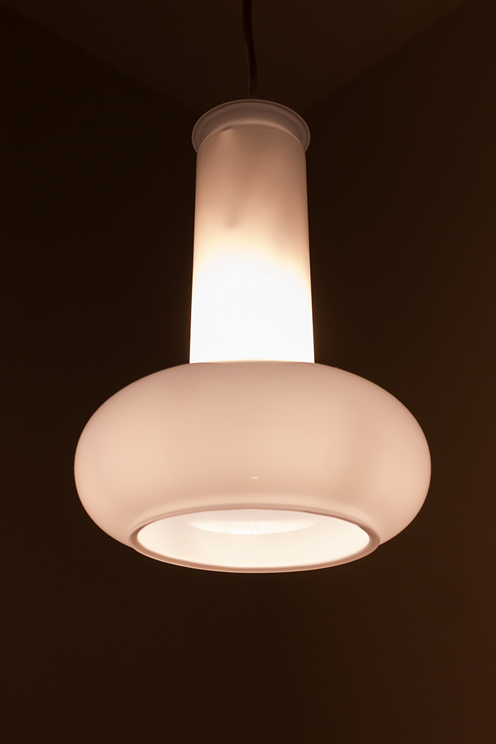 Sidse Werner voor Holmegaard opaal glazen hanglamp jaren 80