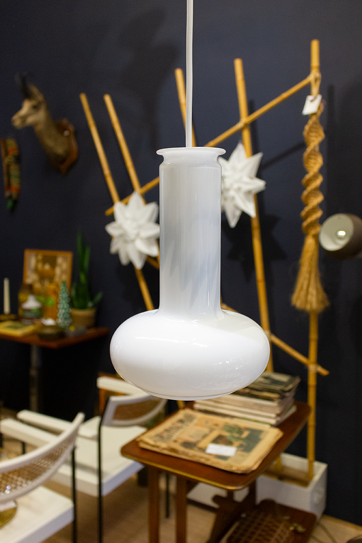 Sidse Werner voor Holmegaard opaal glazen hanglamp jaren 80