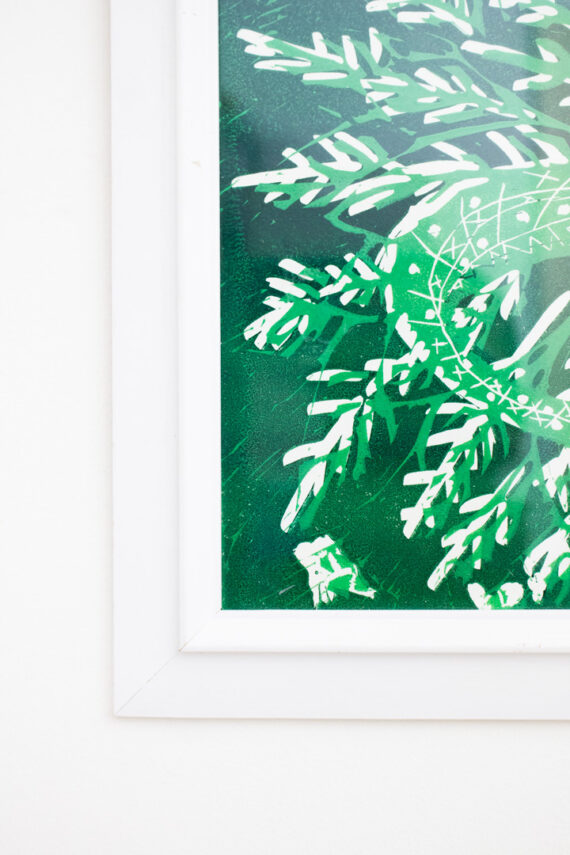 Sjabloon / linosnede kunstwerk groen wit reptiel in bossage