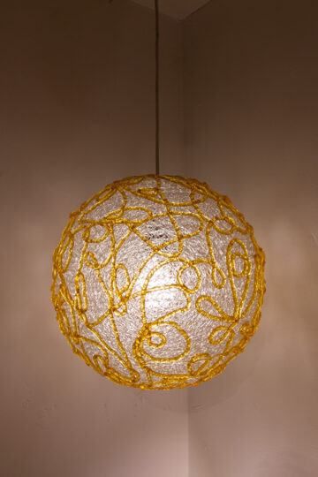 Spaghetti swag hanglamp Mid-Century Modern doorzichtige bol met oranje slierten