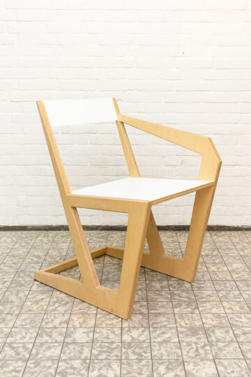 Geometrische multiplex designstoel met witte details