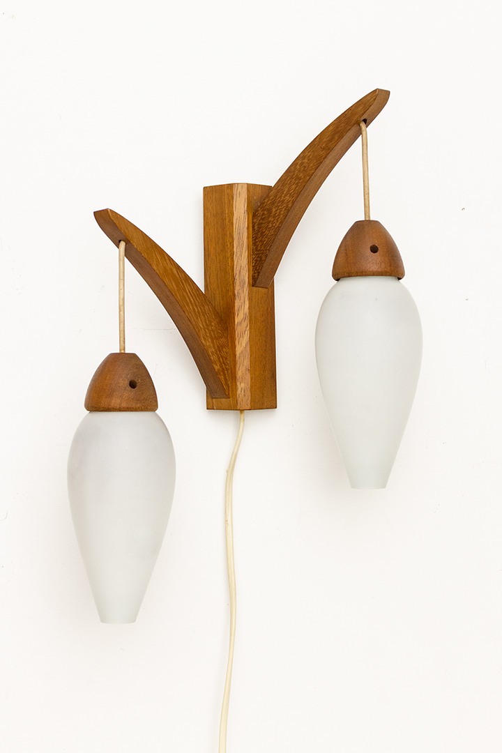 Teakhouten Deense wandlamp met twee druppelvormige lampenkappen van melkglas