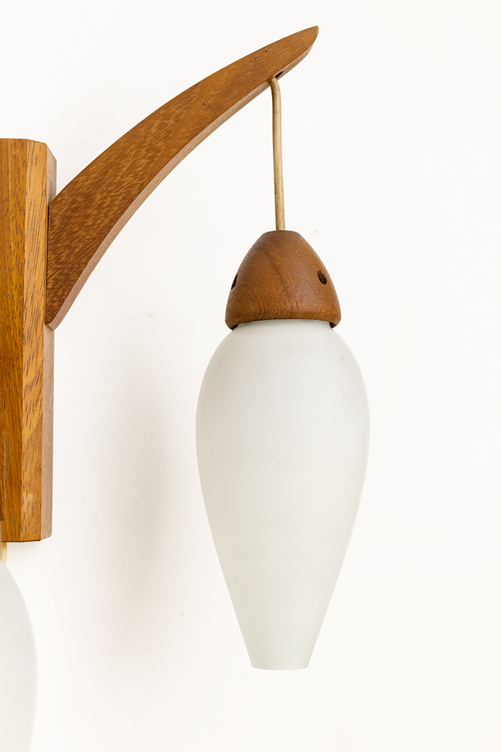 Teakhouten Deense wandlamp met twee druppelvormige lampenkappen van melkglas