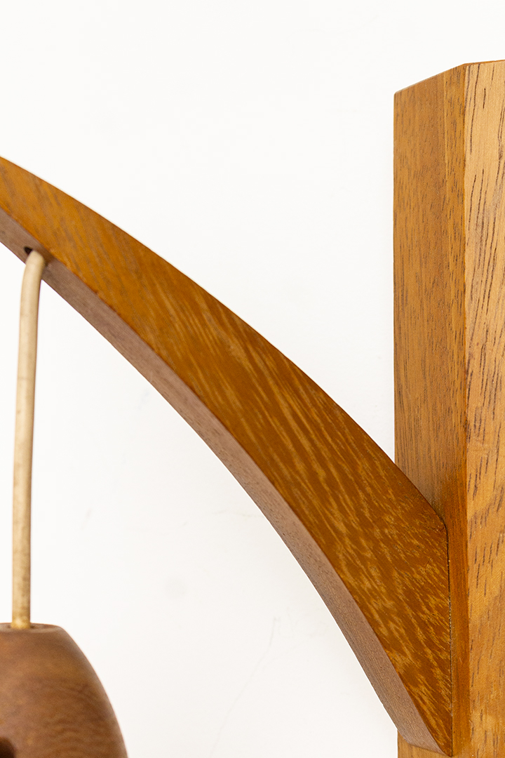 Teakhouten Deense wandlamp met twee druppelvormige lampenkappen van melkglas