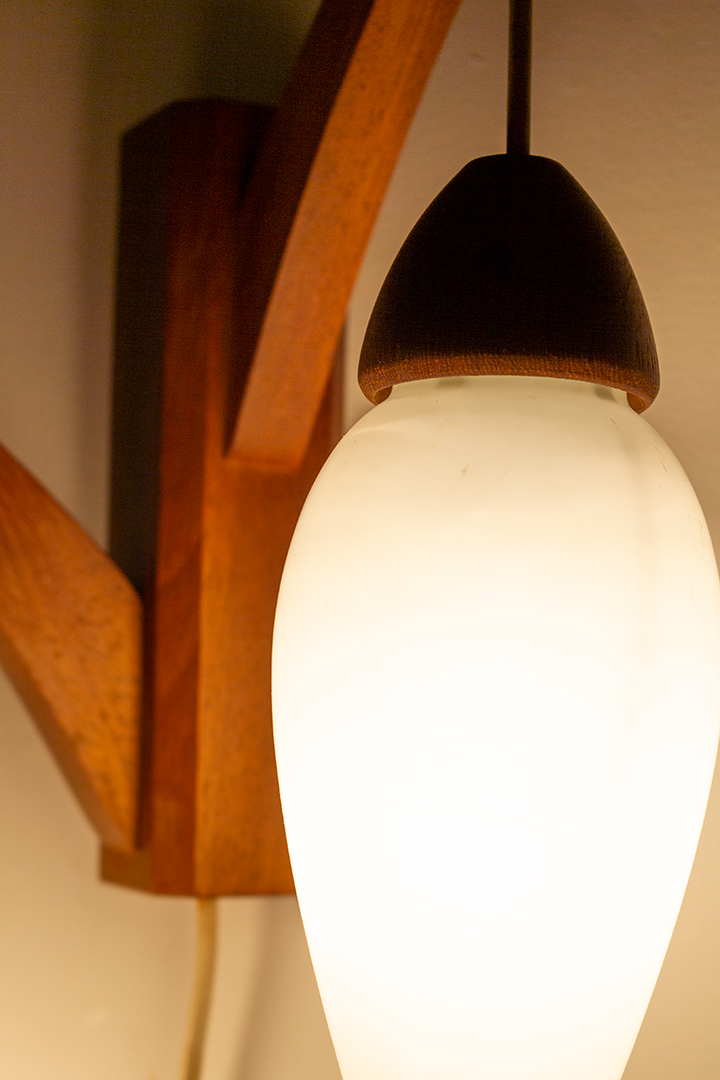 Teakhouten Deense wandlamp met twee druppelvormige lampenkappen van melkglas