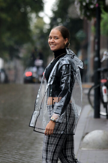 Transparante regenjas met zwarte biezen kort