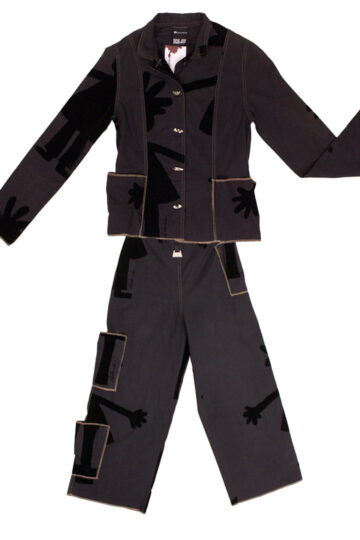 Zwart pakje met flock print en zakjes Nelly Biche de Bère Paris