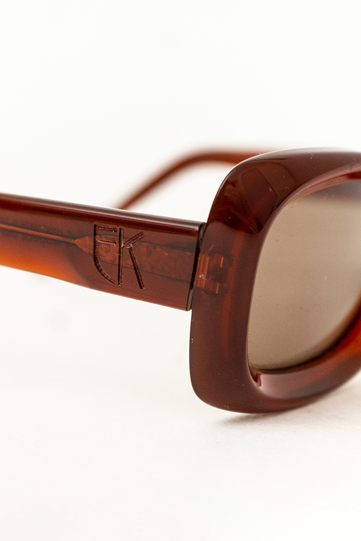 Vintage Emmanuelle Khanh bordeauxrode zonnebril inclusief origineel hoesje